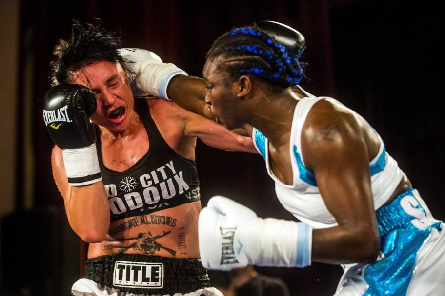 Pugilato femminile. WBC pesi medi. A destra Claressa Shields mentre colpisce Sydney LeBlanc. Detroit, Usa. (Ap)